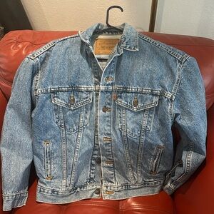 Gorgeous vintage denim Levi’s trucker jacket in perfect condition.